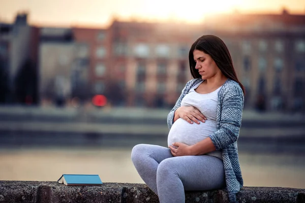 Mulher Grávida Sentada Livre Tocando Barriga — Fotografia de Stock