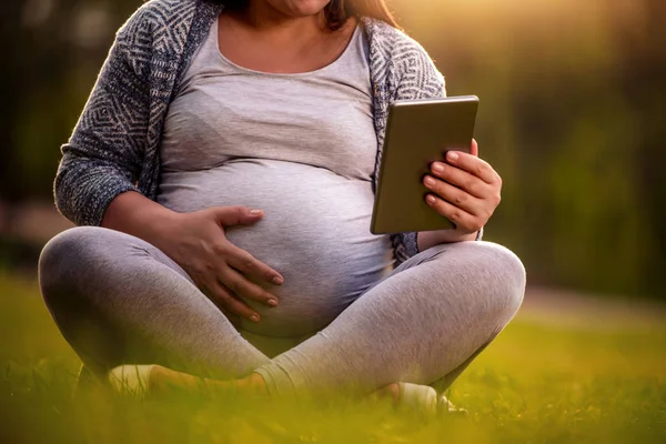 Kobieta Ciąży Relaks Parku — Zdjęcie stockowe