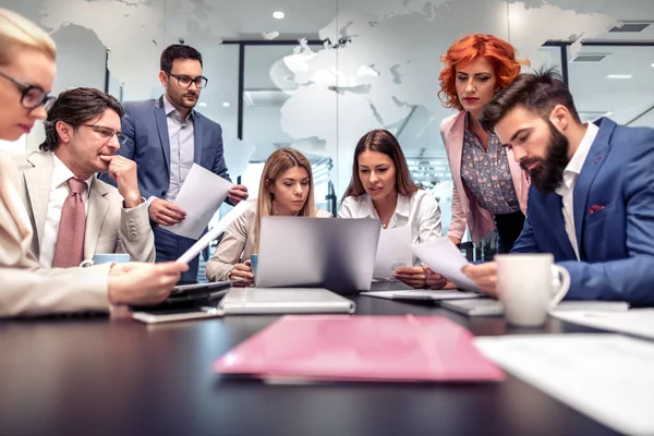 İş konsepti. Kurumsal iş ekibi ve menajerleri bir toplantıda fikirleri tartışır ve paylaşır.