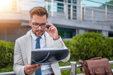 Dışarıda belge tutan işadamıportresi