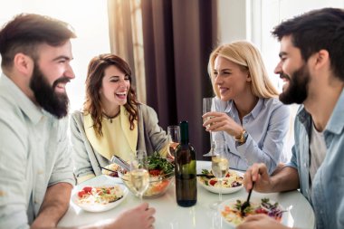 Öğle yemeğini birlikte evde olan arkadaşlar