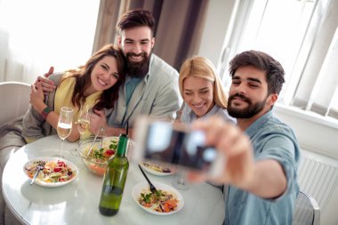 Selfie çeken neşeli bir arkadaşın portresi
