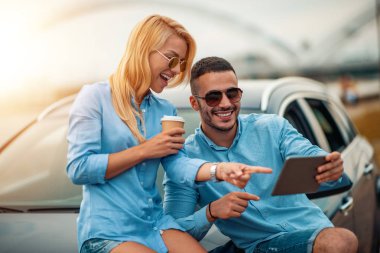 Açık havada aşık, birlikte eğlenen bir çift..