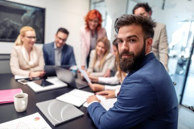Başarılı bir takım. Ofiste birlikte çalışan ve iletişim kuran bir grup iş adamı.
