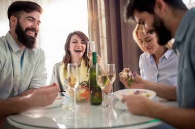 Öğle yemeğini birlikte evde olan arkadaşlar