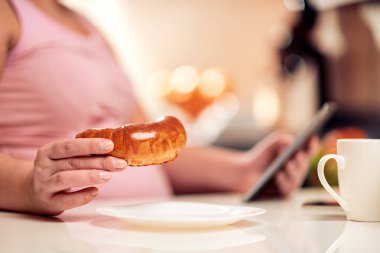 Evde çalışan hamile bir kadın..