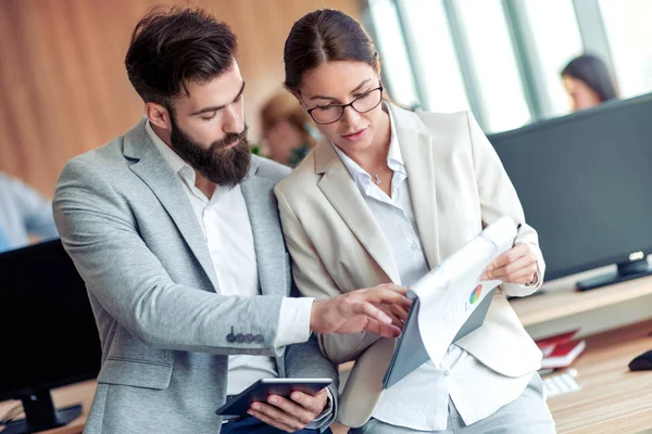 Young Business Woman Businessman Using Tablet Talking Standing Office — Stock Photo, Image