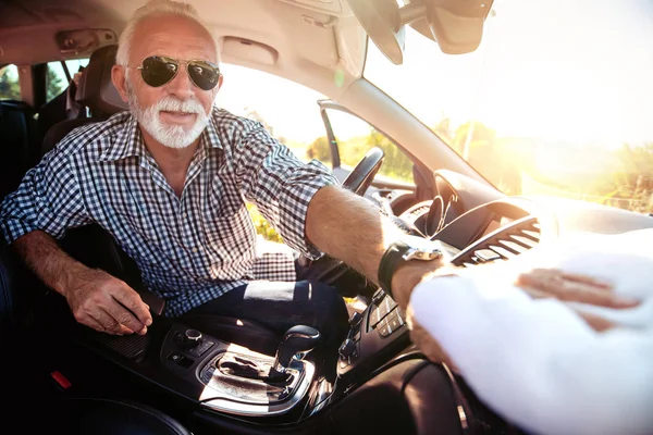 Senior Homme Nettoyage Intérieur Voiture Avec Chiffon Microfibre — Photo