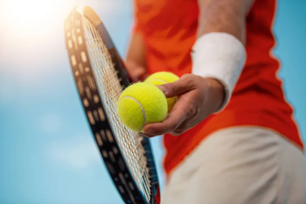 Homme Sur Court Tennis Tient Raquette Tennis Balles — Photo