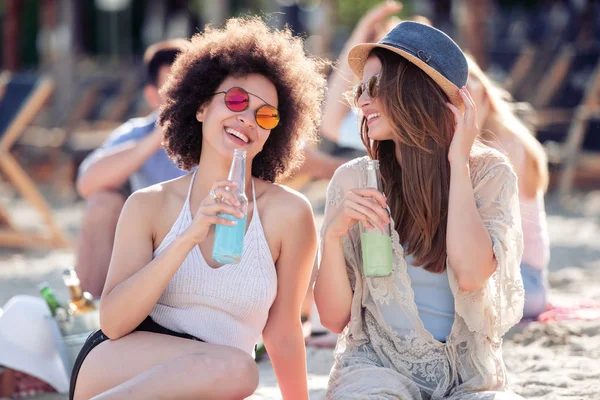 Dos Mejores Amigos Disfrutando Playa — Foto de Stock