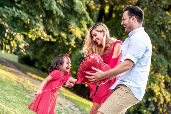 Glückliche Junge Familie Einem Sommertag Freien — Stockfoto