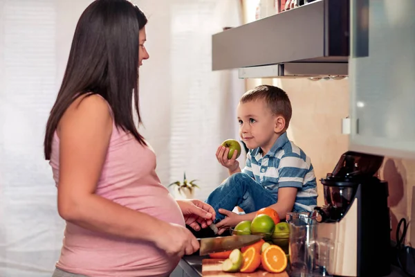 Mujer Embarazada Hijo Preparando Jugo Con Frutas Frescas —  Fotos de Stock