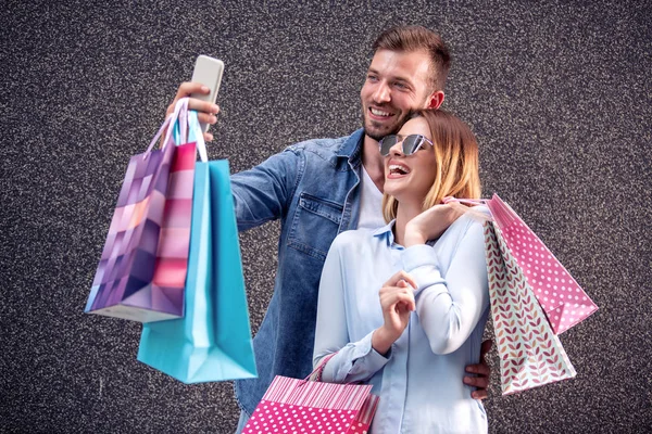 Glada Par Med Shoppingväskor Som Tar Selfie Med Smartphone — Stockfoto