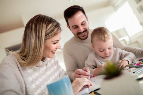 Família Feliz Desfrutando Casa Desenhando Juntos — Fotografia de Stock