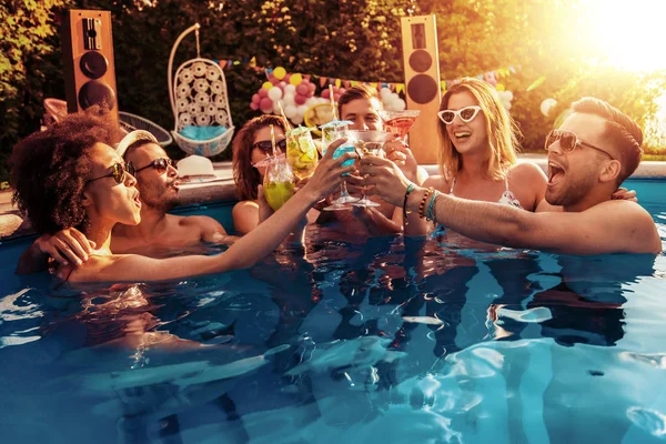 Enjoying pool party with friends — Stock Photo, Image