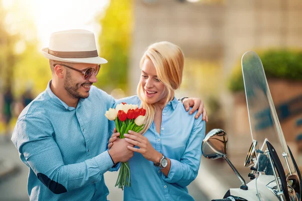 Fröhliches Verliebtes Paar Auf Motorroller Unterwegs — Stockfoto