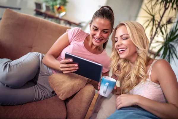 Feliz Joven Amigas Usando Tableta Casa — Foto de Stock