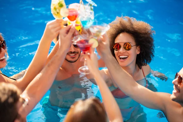 Disfrutando de la fiesta en la piscina con amigos — Foto de Stock