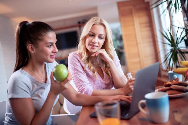 Amigos Usando Laptop Tomando Café Por Mañana — Foto de Stock