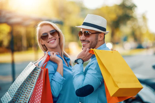 Casal Encantador Com Sacos Compras Cidade — Fotografia de Stock