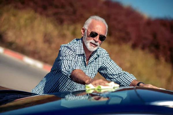 노인은 야외에서 자신의 마이크로 화이버를 남자는 자동차 연마를 — 스톡 사진