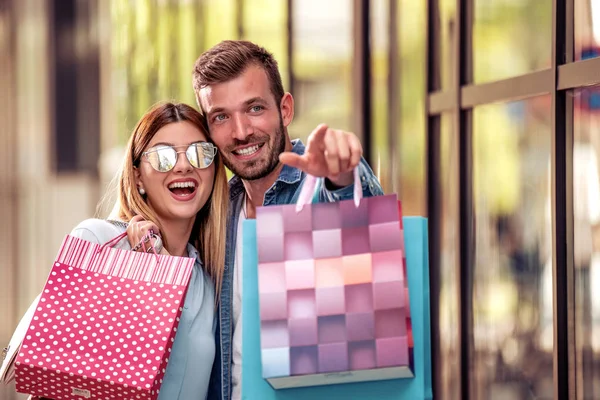 Par Gör Shopping Gatan Håller Shoppingväskor — Stockfoto