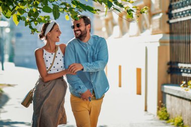 Mutlu çift birlikte vakit geçiriyor, dışarıda eğleniyor..