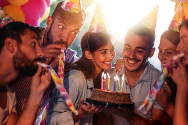 Bir grup arkadaş birlikte doğum gününü kutluyor. Parti, tatil, mutluluk, eğlence ve insanlar konsepti.