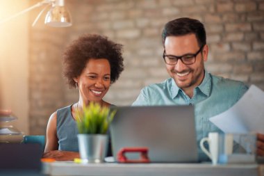 İki iş adamı yeni projeyi tartışıyor. İş, insanlar, takım çalışması ve ofis kavramı.