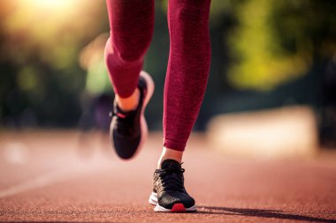 Sporcu ayakları yolda koşar, ayakkabıya yaklaşır. Kadın spor konsepti..