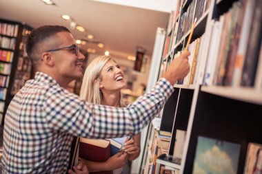 Eğitim konsepti. Üniversite öğrencileri okul kütüphanesinde sınava hazırlanıyor..