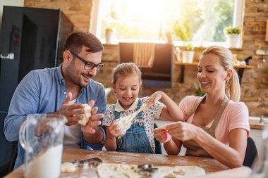 Mutlu sevgi dolu aile birlikte kurabiye hazırlıyor, mutfakta eğleniyor..