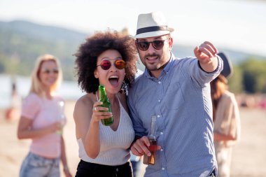 Sahilde romantik genç bir çift, eğleniyorlar..