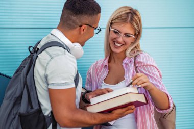 Eğitim, lise ve öğrenci konsepti. Üniversitenin önünde duran iki öğrenci..