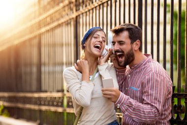 Mutlu çift birlikte zaman geçirip, müzik dinliyor..