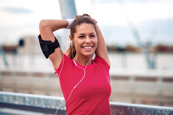 Pozitif Kadın Koşucu Güneşli Yaz Sabahında Dışarıda Egzersiz Yapıyor — Stok fotoğraf