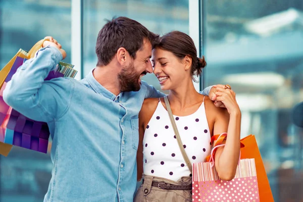 Compras Juntas Casal Turistas Andando Uma Rua Cidade — Fotografia de Stock