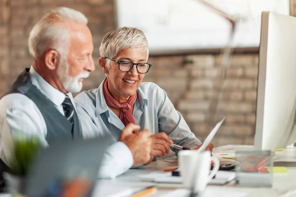 Dos Empresarios Discutiendo Sobre Nuevo Proyecto Negocios Personas Trabajo Equipo — Foto de Stock