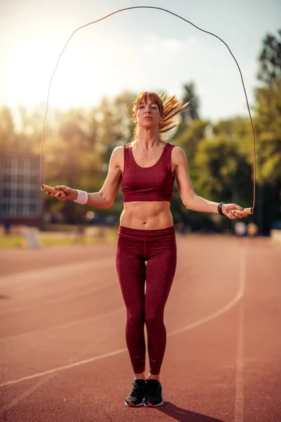 Heureuse Jeune Femme Sautant Avec Une Corde Dans Parc Pour — Photo