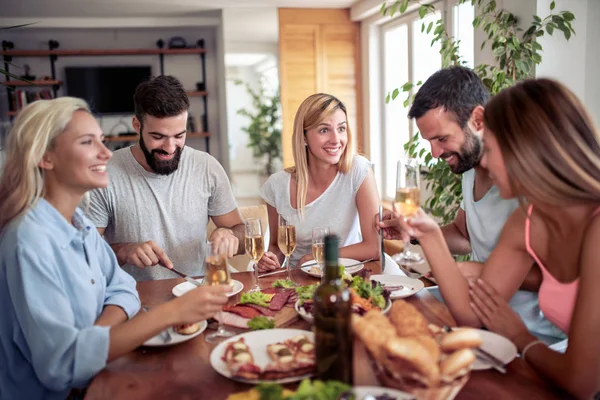 Amigos Almorzando Casa Disfrutando Juntos —  Fotos de Stock