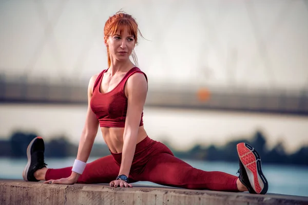 Fitness Frau Streckt Die Beine Vor Dem Lauf Der Stadt — Stockfoto