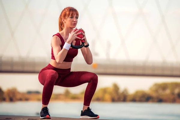 Giovane Donna Attraente Abiti Sportivi Possesso Kettlebell Allenamento All Aperto — Foto Stock