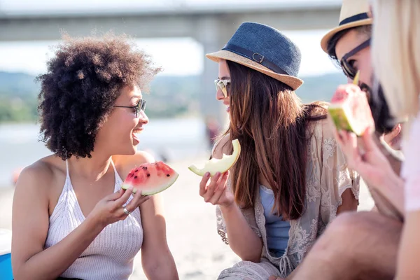 Glada Unga Vänner Äta Vattenmelon Stranden — Stockfoto