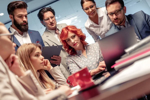 Concentración Total Trabajo Grupo Empresarios Que Trabajan Comunican Sentados Escritorio — Foto de Stock