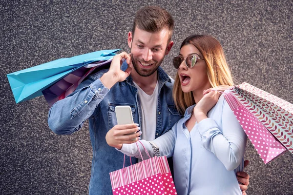 Glada Par Med Shoppingväskor Som Tar Selfie Med Smartphone — Stockfoto