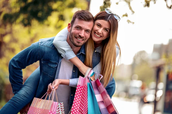 Boldog Pár Bevásárló Táskákkal Városban Jól Érzik Magukat Együtt — Stock Fotó