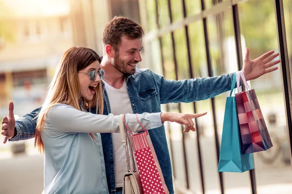 Jeune Couple Pointant Vers Vitrine — Photo