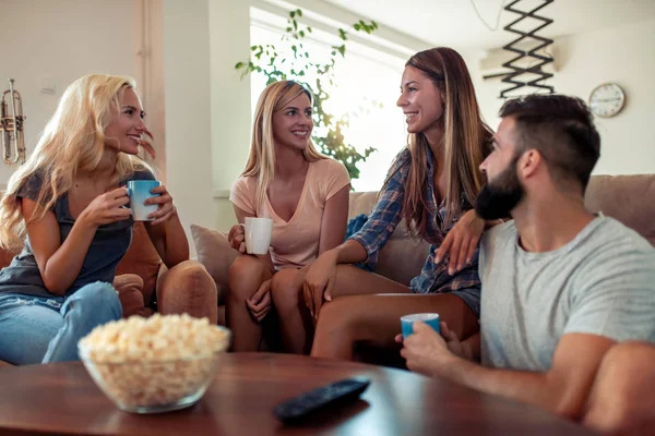 Grupo Amigos Alegres Com Café Pipoca Casa Interior — Fotografia de Stock