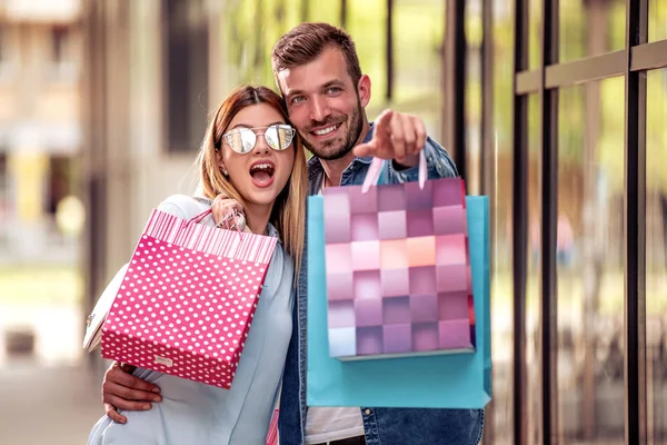 Glückliches Paar Beim Einkaufen Auf Der Straße Sie Halten Einkaufstüten — Stockfoto