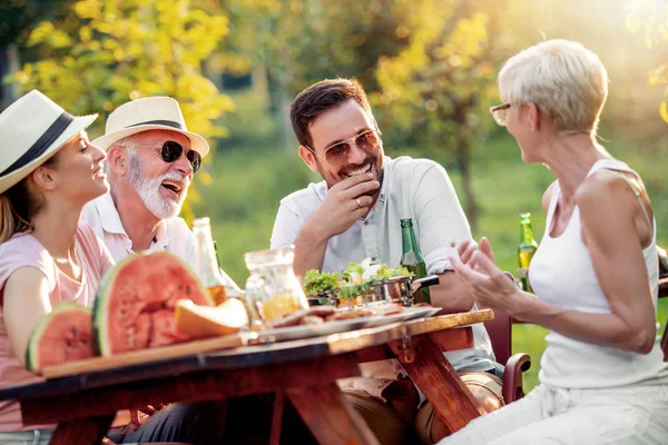 Familia Feliz Teniendo Picnic Día Verano — Foto de Stock